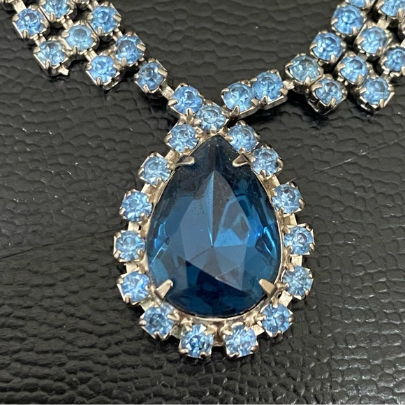 Vintage Unsigned Juliana? Blue Teardrop Pendant Rhinestone Silver Tone Necklace - Picture 6 of 13